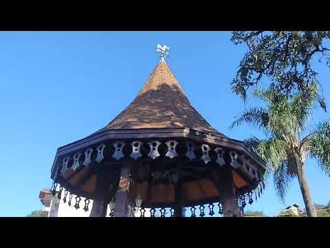 “Parece Europa, mas é Brasil! Descubra Treze Tílias e sua praça incrível”