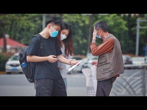 不識字老人請路人讀老伴兒的體檢報告，大家會怎麼做