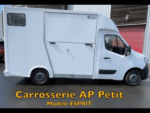 Camion chevaux Renault Master AP Petit en stalle 