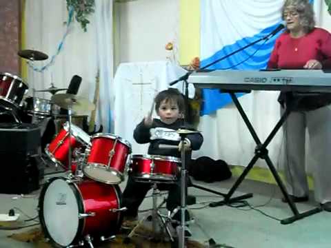 Matias Gomez un niño mendocino baterista de 2 años toca Te alabare Mi Buen Jesus