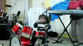 Matias Gomez un niño mendocino baterista de 2 años toca Te alabare Mi Buen Jesus