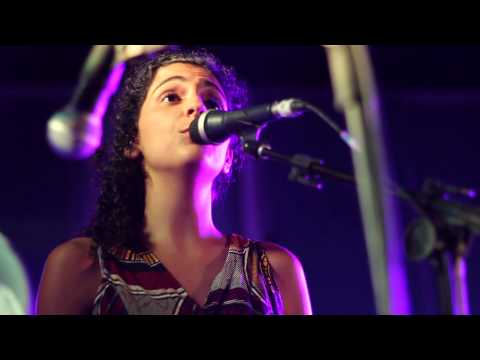Aurora - Graveola e o Lixo Polifônico