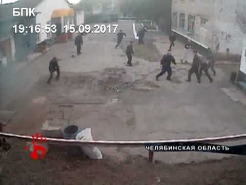Зеки напали на конвоира, пытавшегося помешать им получить нелегальные передачи с воли.