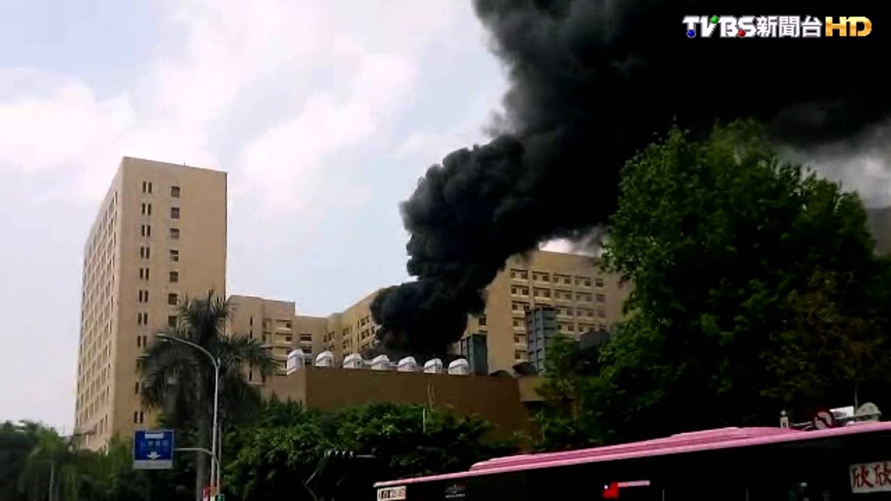 〈快訊〉台大醫院機房起火 濃煙直竄天際
