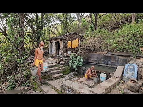 चित्रकूट के घने जंगल में पत्थरों से बनी कुटिया में तपस्या कर रहे हैं वृद्ध संत जी 