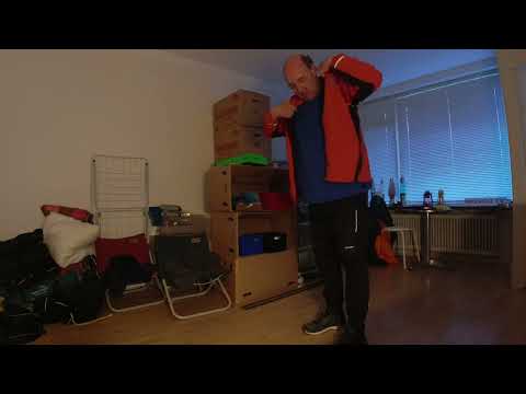 MongoTV_12563 - Cykler Til LIDL Sent Onsdag Aften Sælger Flasker og Købe Madolie Til Popcorn