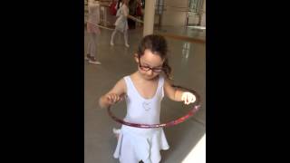 Bleona ne Balet me Hula Hop