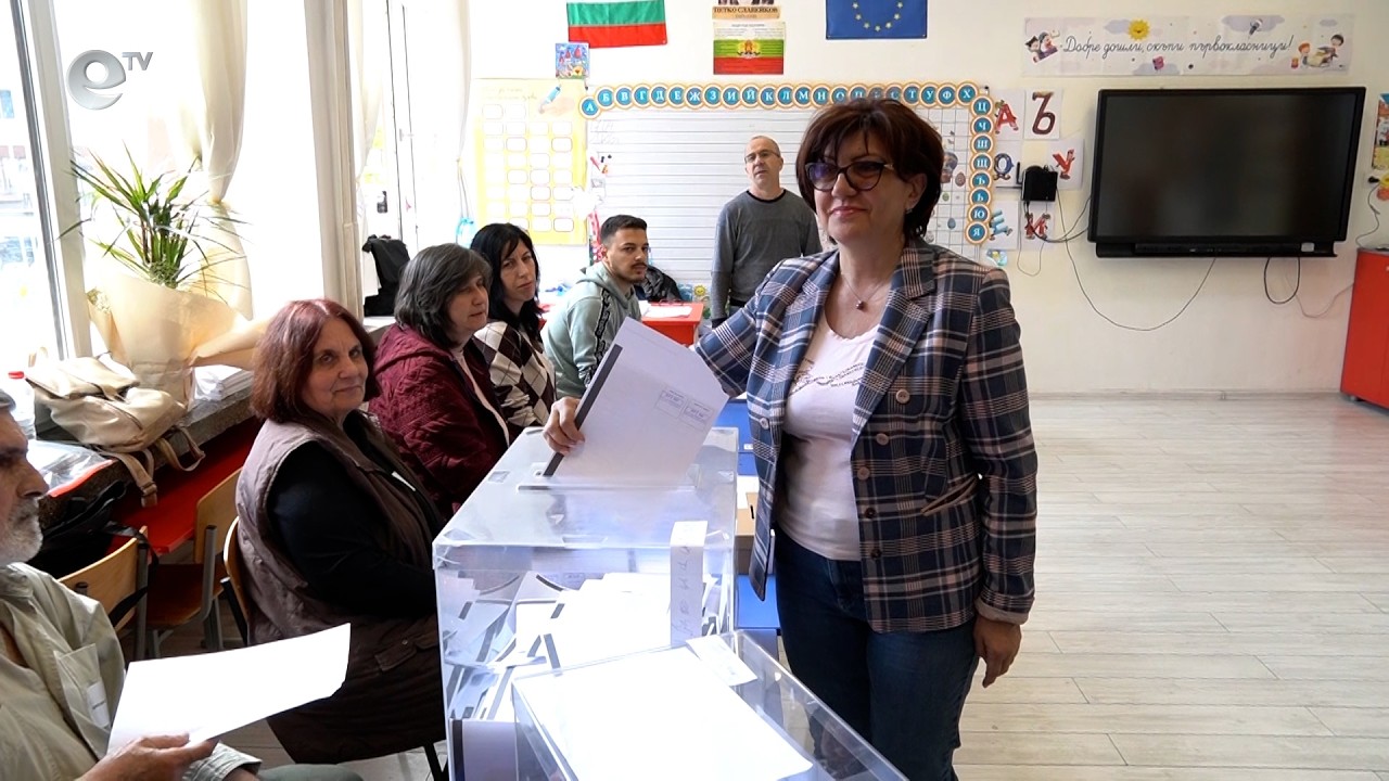 Кандидати за народни представители и водачи на листи в Кърджали също упражниха вота си.