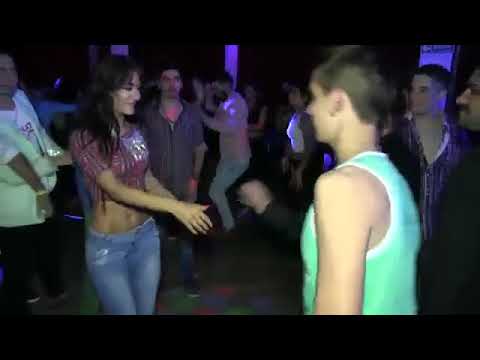 Cuando una mujer latina baila como una Diosa y todos quieren bailar con ella