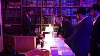 מה מכוון הינוקא בניגוניו •השיחה המלאה בין הגאון הינוקא לכתב קול פליי בקבלת קהל