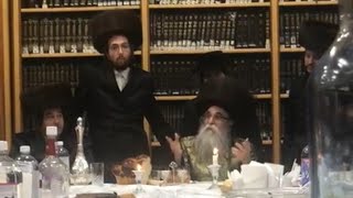 הרב של פורשיי מוביל את טיש לאחר דקירה נוראית בבית הכנסת שלו