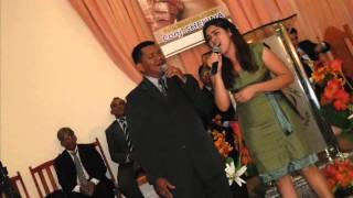 cantor tony leal ,louvando com sua esposa(elessandra)hino mais um milagre .