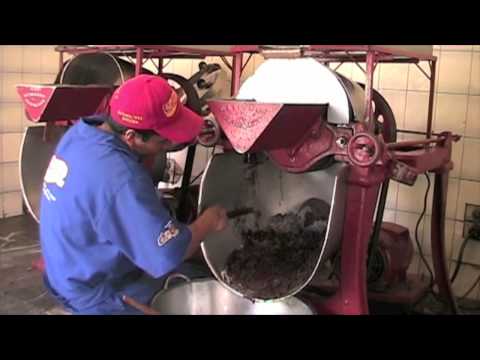 Moedor de chocolate na loja Mayordomo, OAXACA, MÉXICO