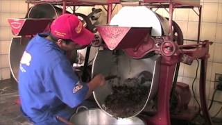 preview picture of video 'OAXACA, MEXICO - Mayordomo Chocolate Store - A Grinder At Work'