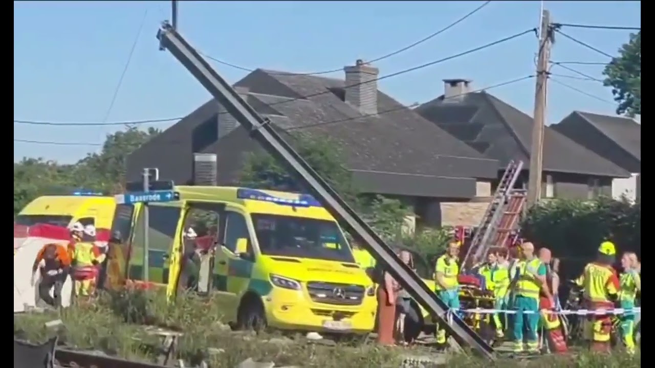 Treno si scontra con uno scuolabus: grave incidente, 4 morti tra cui due studenti