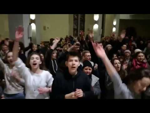 Impra w kościele.