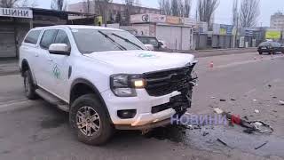 «Форд» не пропустив «Фольксваген» у Миколаєві: водія госпіталізовано з осколками в очах (відео)