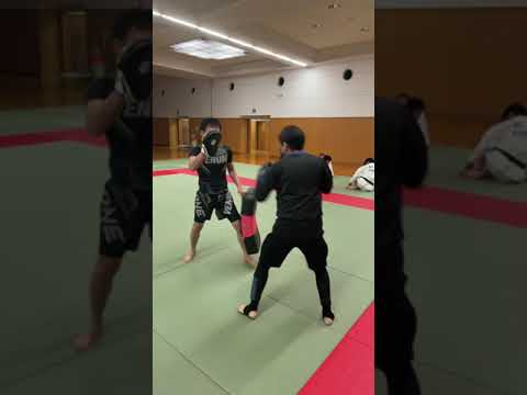 キックボクシングミット打ち