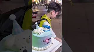 Ele comemora seu aniversário de um jeito estranho 🤯