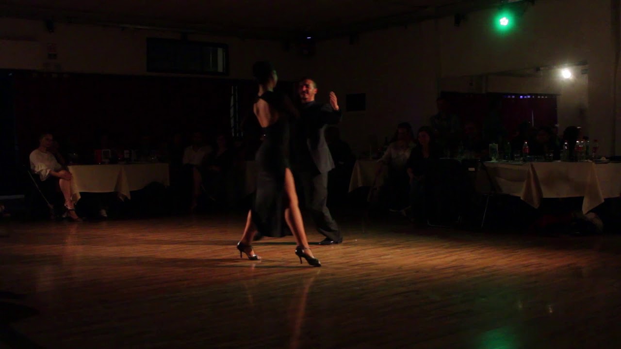 Dos Orillas Práctica de Tango. Bailan Aluminé Deluchi & Ariel Almiron. 6/10/2017 (4/4)