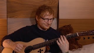 Ed Sheeran hace 'bedstock challenge' contra cáncer infantil