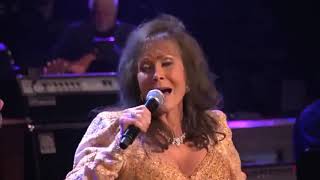 Loretta Lynn and Trace Adkins - Lead me on ( live at the Grand Ole Opry )