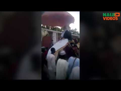 How people greet Emir of Kano Muhammadu Sanusi II | ThreeSixtyTidings Blog