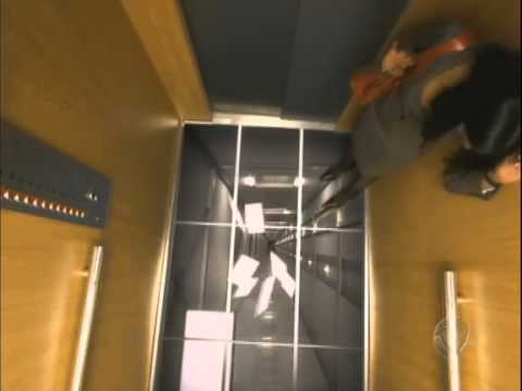 Susto no elevador; brincadeira  assusta pessoas 24.10.2012
