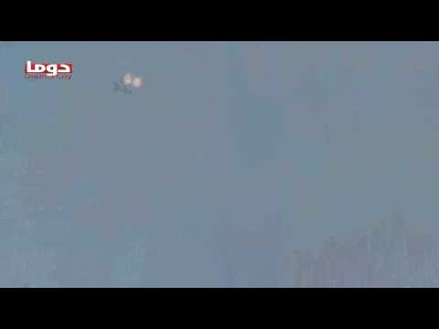 لحظة سقوط طائرة حربية تابعة لقوات النظام في مدينة دوما في محافظة ريف دمشق