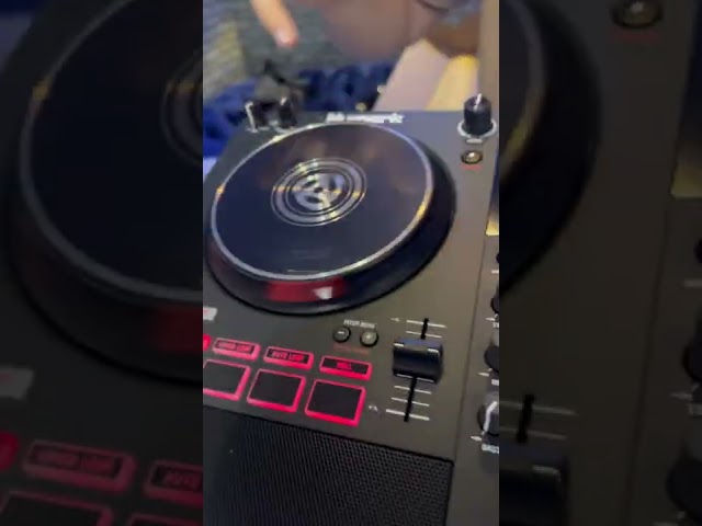 Vídeo relacionado con Numark Mixstream Pro+ Controlador DJ, separación de stems, 2 decks, streaming por wifi, mezclador, pantalla táctil 7" y altavoces; Serato y Virtual DJ
