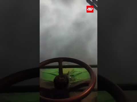Operador de trator registra interior de tempestade no Paraná #shorts