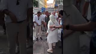 Eskişehir'de AKP stand görevlisi kadın, emekli maaşını protesto eden g