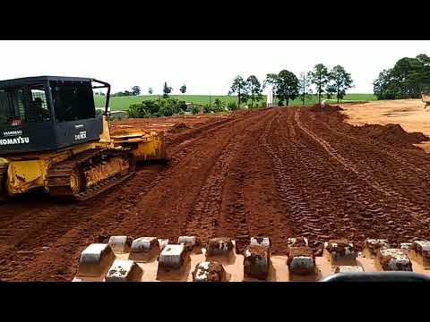 TERRAPLENAGEM - Execução de escavação, espalhamento e compactação do aterro.