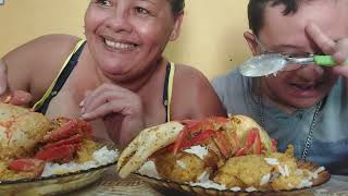 Comendo de mão caranguejo pirao de cola e arroz e uma gelada pra refrescar a guela o delicia 