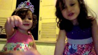 Zoe e Alice cantando Frenesi do Navalha