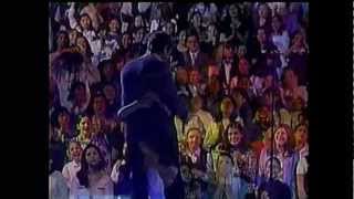 Enrique Iglesias canta Miente en Siempre en Domingo
