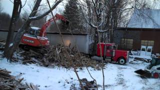 preview picture of video 'Loading demolition onto www.demolitionandstumptrucking.com trailer'
