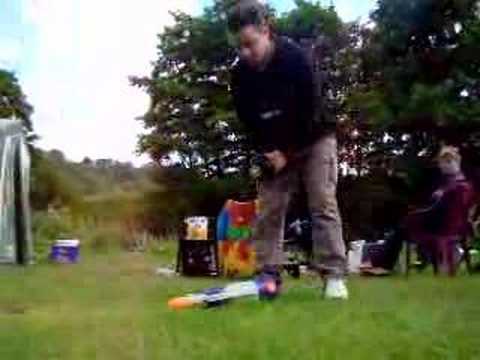 Tony macht die Wasserpistole kaputt