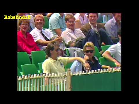 🚬 😎 Coolest crowd catch, cigarettes and sunglasses, does it get more 'AUSSIE' 🇦🇺 🏏 🤣