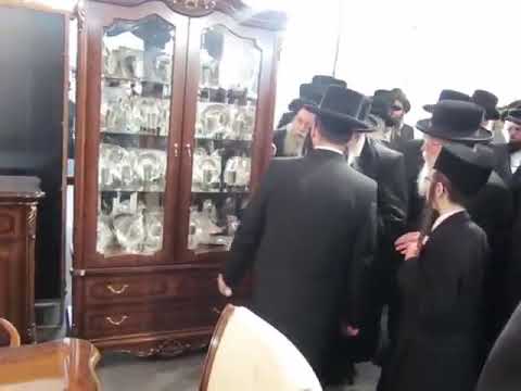 Belzer Rebbe visits the Montreal Chasuna Mall