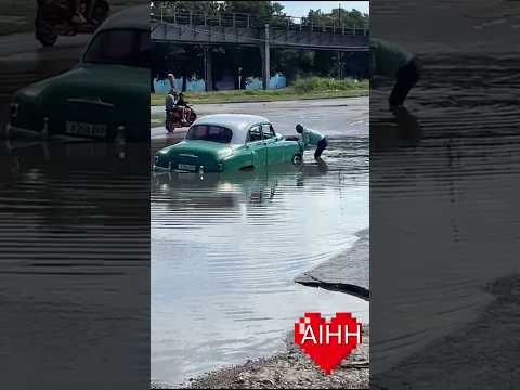 en la Habana hoy #lluvias #baches #huecos #agua #car #antiguo #almendron #cuba #cubanosporelmundo #1