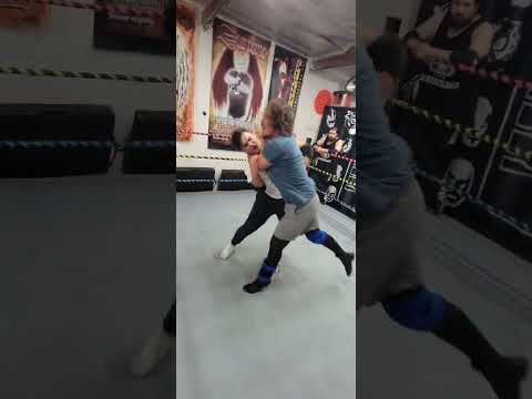 Strike! #prowrestling #prowrestlingschool #prowrestlingtraining #santinobros #wrestling