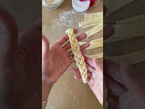 How to Braid Lattice Pie Crust #recipe #thanksgivingrecipes #piecrust