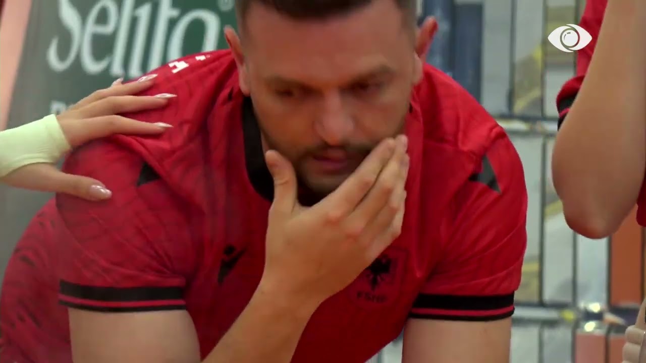 Sfida e mosreagimeve, Shëndriti dëgjon një mesazh zanor nga nipërit e mbesa, banori shpërthen në lot