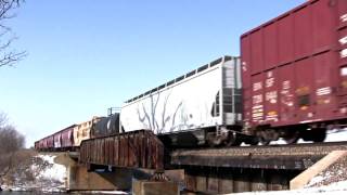 preview picture of video 'BNSF 856 Westbound at Big Rock Creek on 2-14-09'