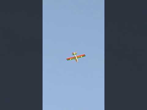Avião diferenciado aparece sobrevoando Caldas novas