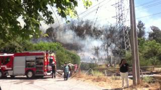 preview picture of video 'Bomberos Combaten Incendio Forestal La Florida, Santiago 28/11/2013'
