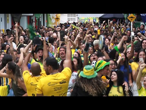 Torcedores de Friburgo celebram confronto entre Brasil e Suíça na Copa || portalmultiplix.com