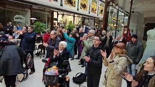 🎄✨️FANTASTIC END ROCK CHOIR at Wayfarers Arcade SOUTHPORT. Two Christmas songs. 7th December 2025✨️🎄
