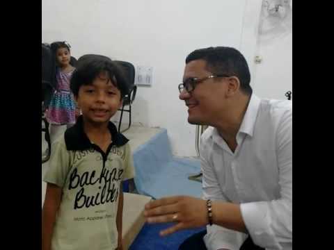 Samuel cantando com o cantor Geraldo Guimarães